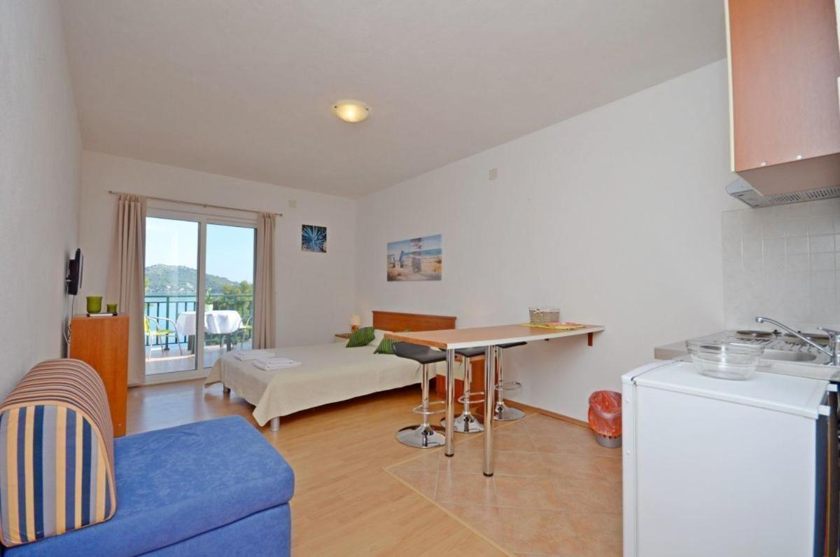 Apartments Luka Uble Zewnętrze zdjęcie