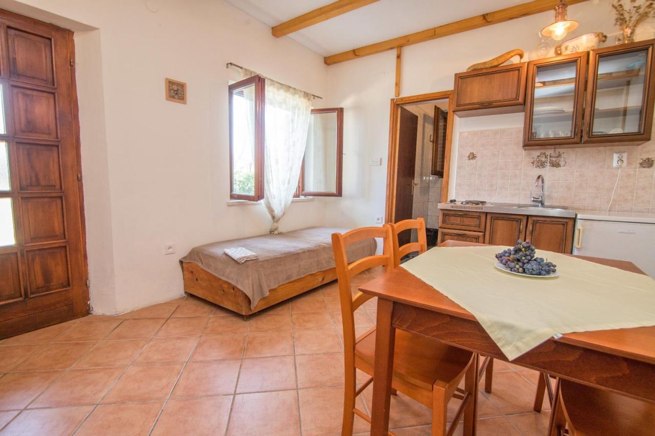 Apartments Luka Uble Zewnętrze zdjęcie