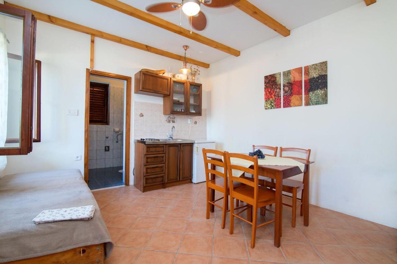 Apartments Luka Uble Zewnętrze zdjęcie